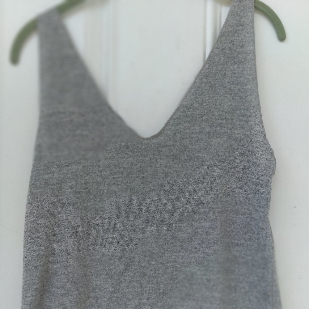 GRAY TANK TOP SIZE M MEDIUM WOMEN V-NECKLINE